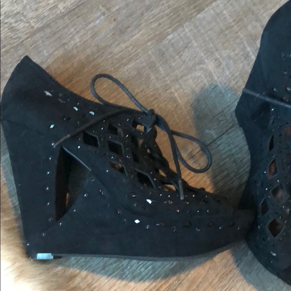 Black wedges